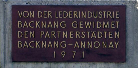 Das Schild an dem Denkmal der Backnang-Annonay-Freundschaft
